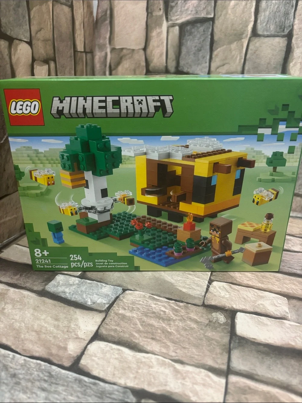 LEGO Minecraft Bee Cottage Set with Yellow and Green Elements